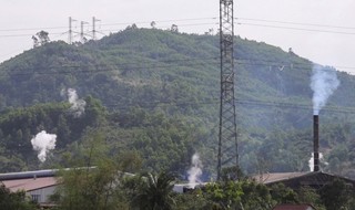 岘港数百户家庭遭受泡沫工厂废气的折磨